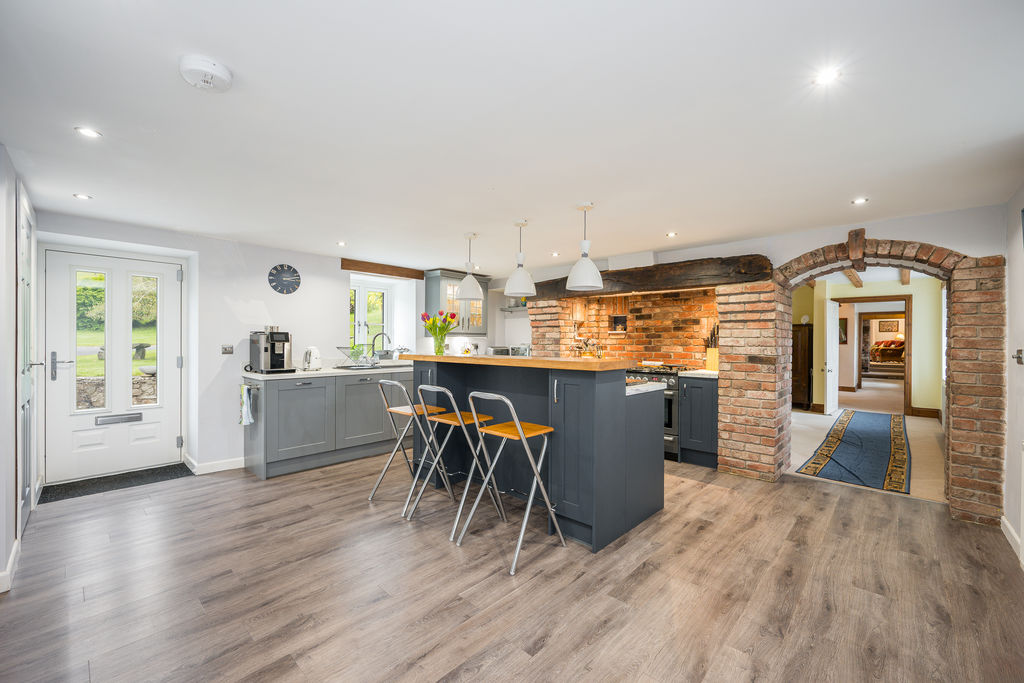Kitchen/Breakfast Room- click for photo gallery